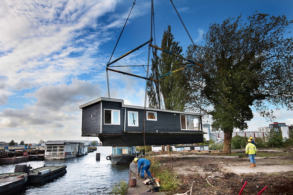 A crane lifts a houseboat at De Ceuvel.