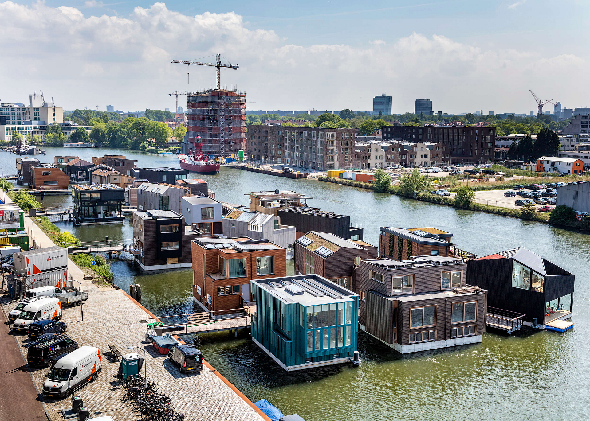 Dutch floating community rises to the challenge of climate change