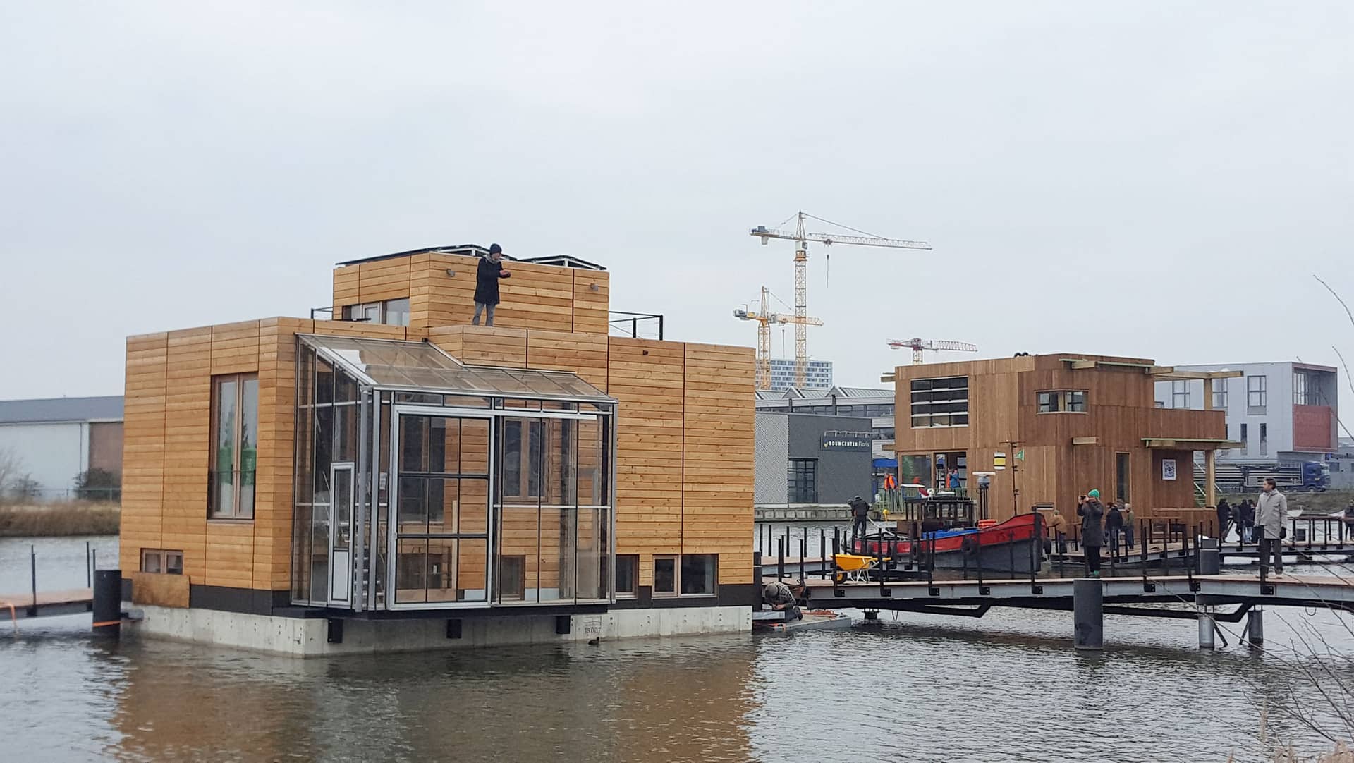 Schoonschip's houses use zero gas and are well insulated. They are designed to maximize natural sunlight, and even make the most of the water using heat pumps.