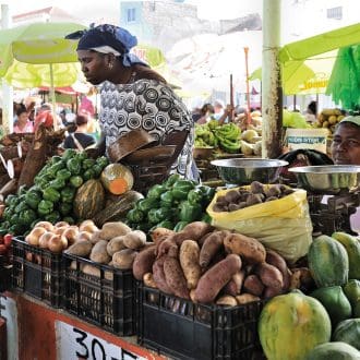 CC_BYSA_Praia_market_potatoes_manioc_Wikipedia