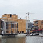 Schoonschip's houses use zero gas and are well insulated. They are designed to maximize natural sunlight, and even make the most of the water using heat pumps.